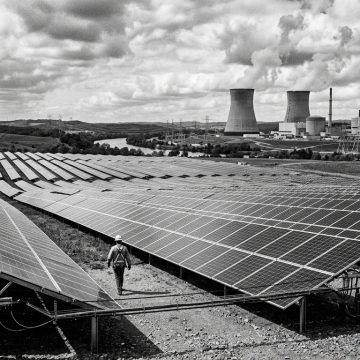 Solar_panels_with_202604222143 Парадокс сонячного буму: обвал цін в Європі та надія в Україні під час літніх ремонтів АЕС