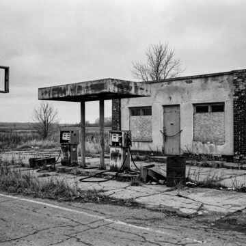 Closed Russian fueling station Росія почала імпортувати бензин із Марокко для подолання паливного дефіциту