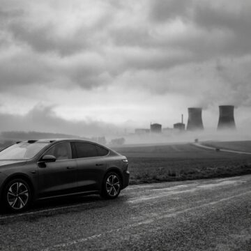 Electric_car_near_power_plant Чому і як EDF стимулює продажі китайських електромобілів BYD у Франції