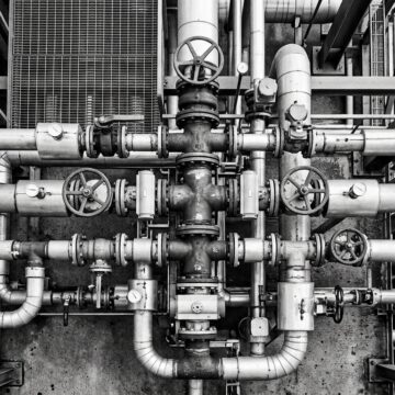 Industrial_pipe_junction_and_valves Єврокомісія не вбачає потреби у втручанні в газовий ринок попри низькі запаси напередодні зими