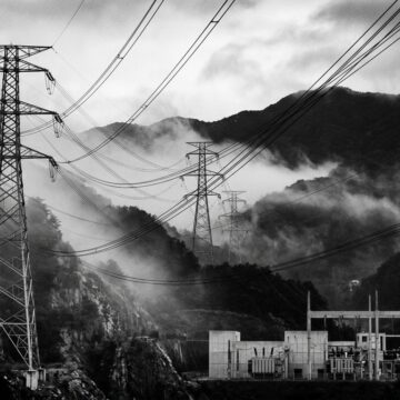 Power_lines_in_mountains Південна Корея об’єднує державні енергетичні компанії через розвиток штучного інтелекту та виклики безпеки