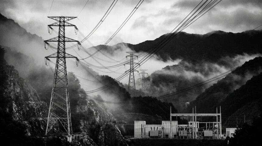 Power_lines_in_mountains Південна Корея об’єднує державні енергетичні компанії через розвиток штучного інтелекту та виклики безпеки